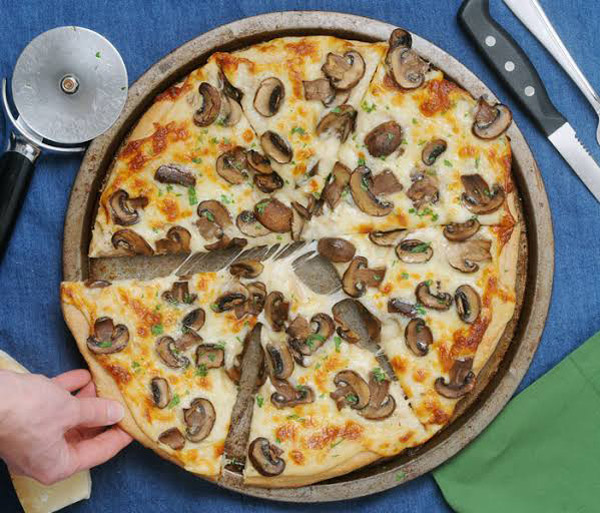 Baking garlic mushroom white pizza